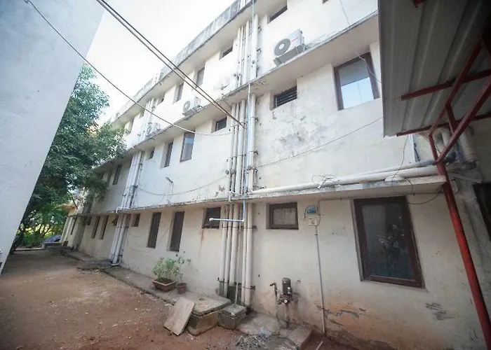 Oyo Flagship 24454 Omr Hindustan Univ
