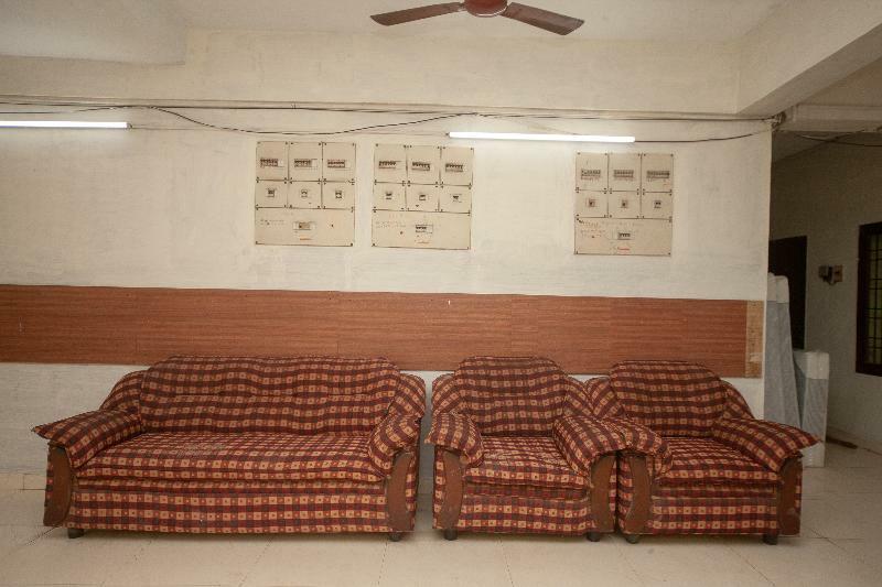 Oyo Flagship 24454 Omr Hindustan Univ
