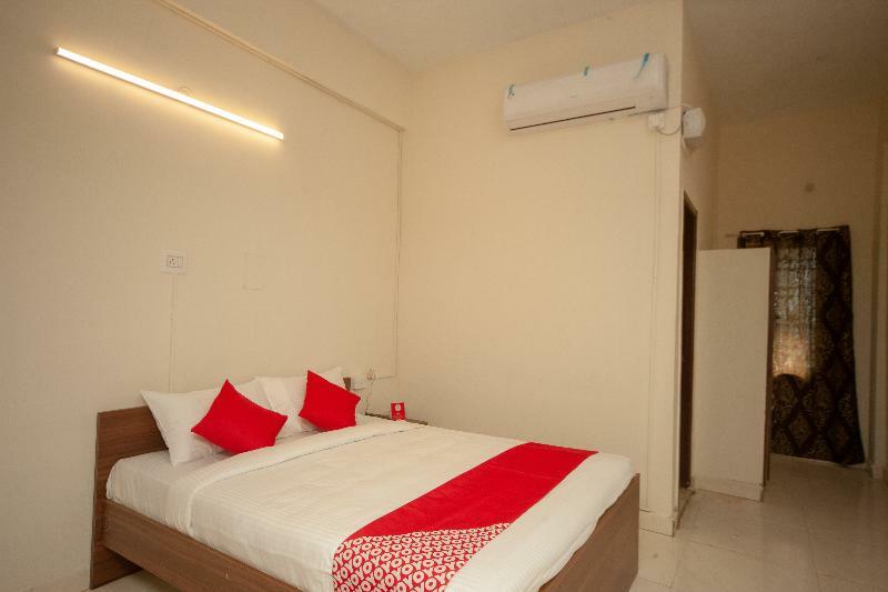 Hotel Oyo Flagship 24454 Omr Hindustan Univ